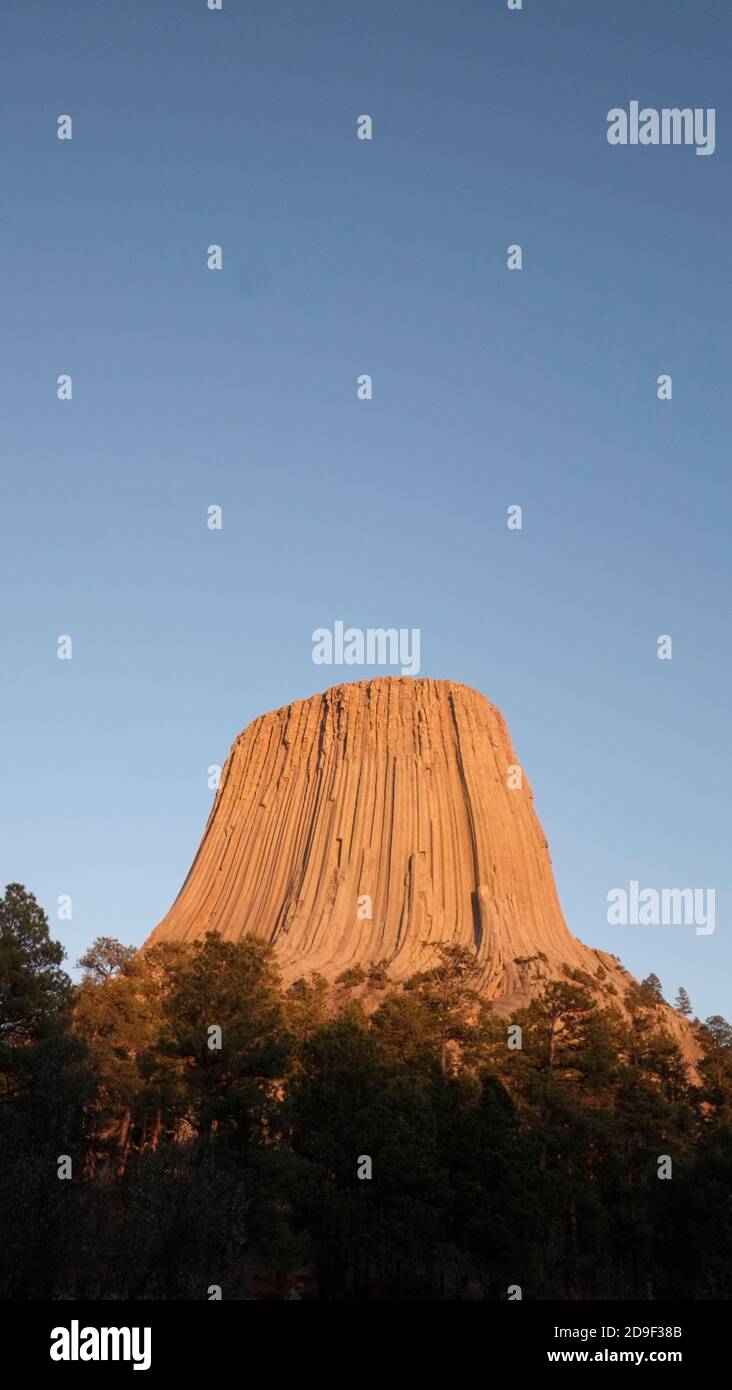 Devils Tower, Wyoming. Der Turm ist ein erstaunliches geologisches Merkmal, das aus der Prärie um die Black Hills ragt Stockfoto