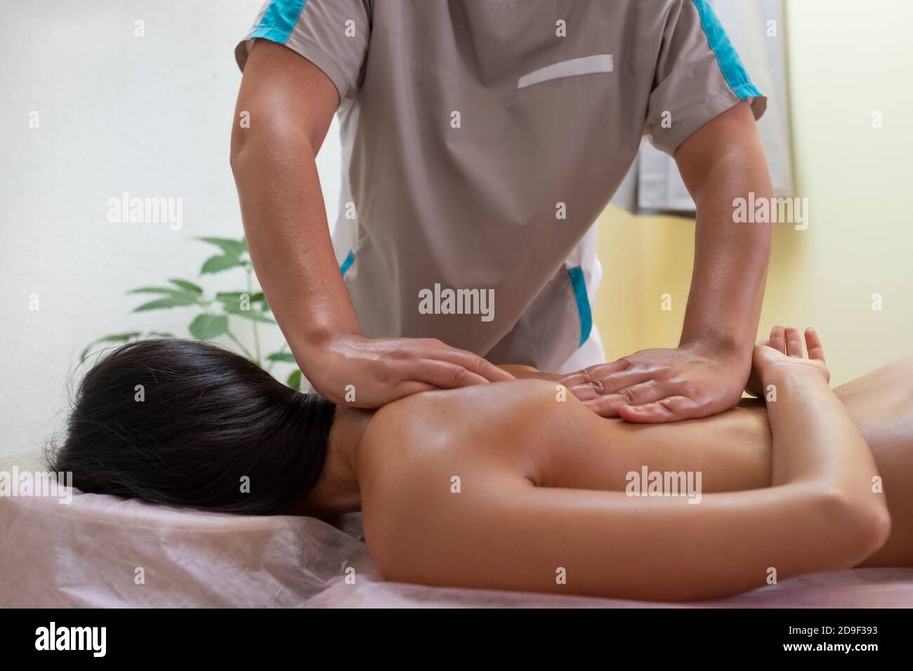 Kaukasische Frau bekommt eine Wirbelsäulenmassage im Spa-Salon Stockfoto