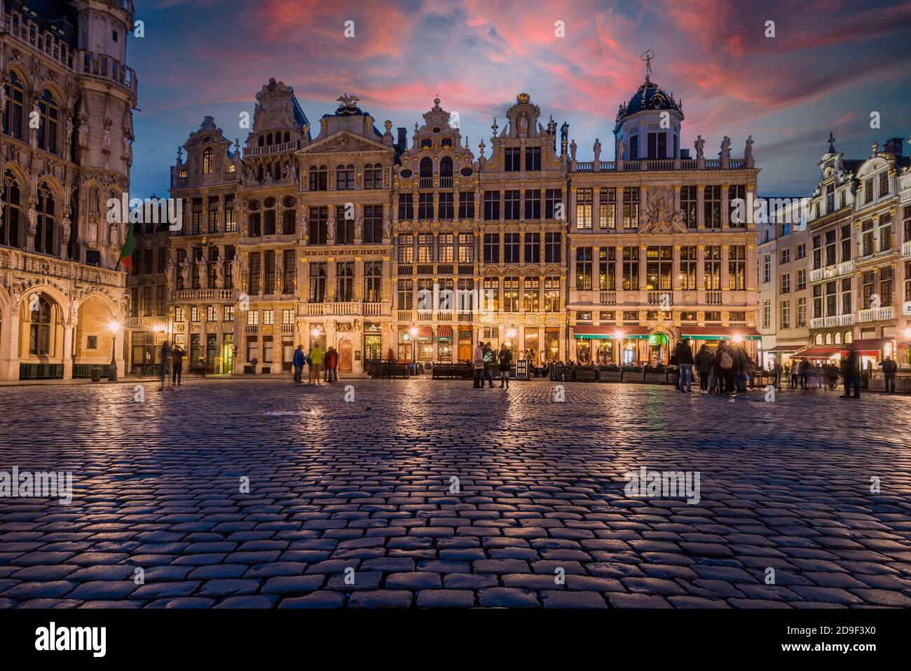 Blick auf den Sonnenuntergang über dem Grand Place mit dem Gebäude des Hotels de Ville (Rathaus), Brüssel, Belgien Stockfoto
