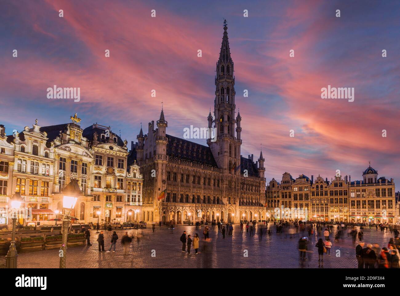 Blick auf den Sonnenuntergang über dem Grand Place mit dem Gebäude des Hotels de Ville (Rathaus), Brüssel, Belgien Stockfoto