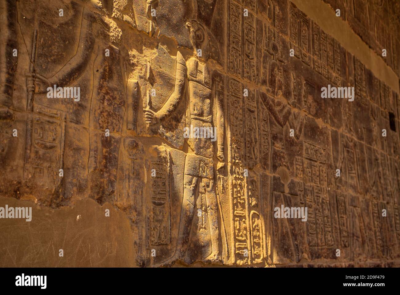 Das unfertige Vestibül zeigt Nephthys, die die Krone von Unterägypten und Isis, die Krone von Oberägypten, Horus präsentieren. An einer Wand ist ein Relief des IS Stockfoto