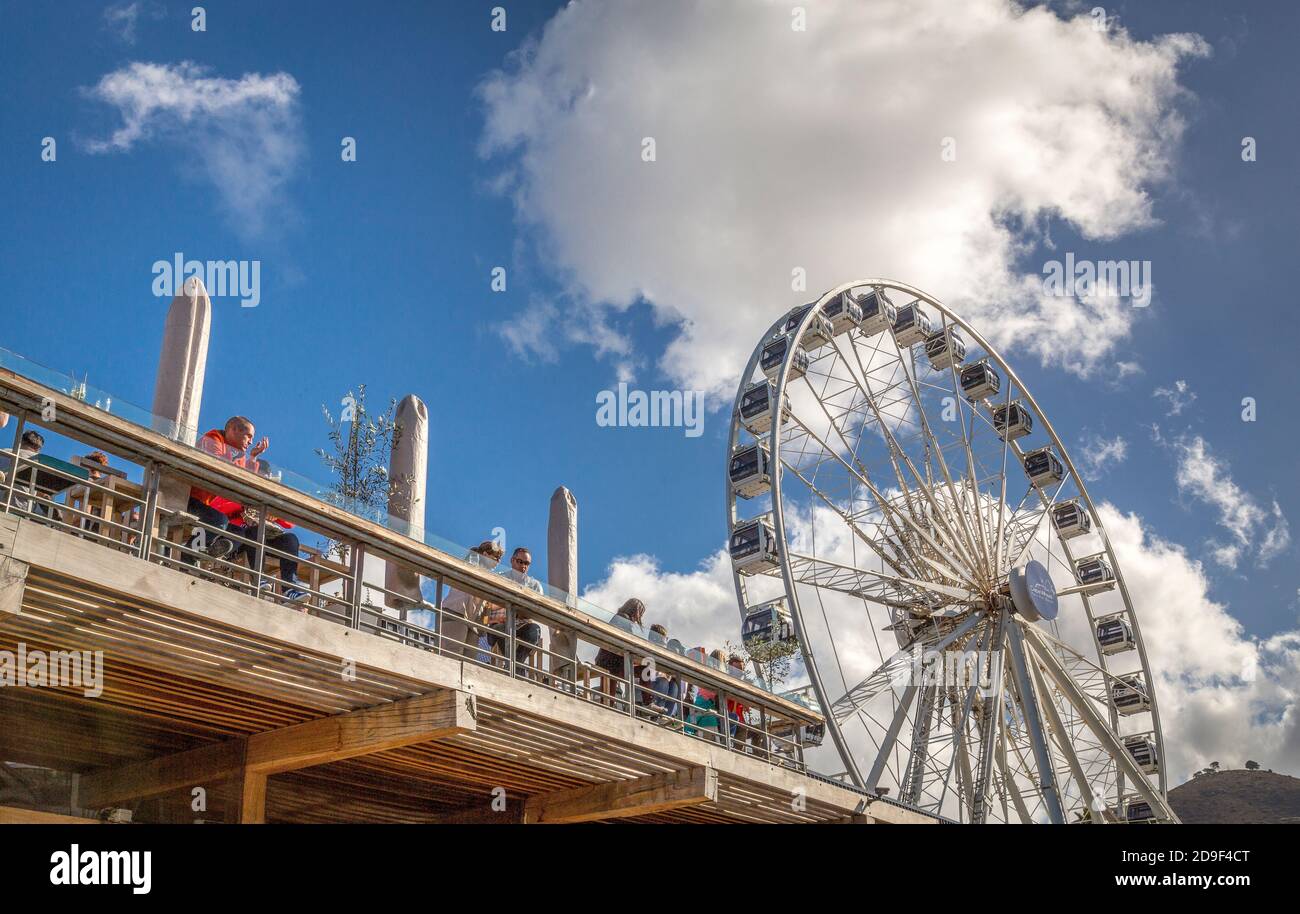 Das Cape Wheel an der Victoria and Alfred Waterfront in Kapstadt, Südafrika. Die Waterfront ist eine hochentwickelte, moderne Touristenanlage. Stockfoto