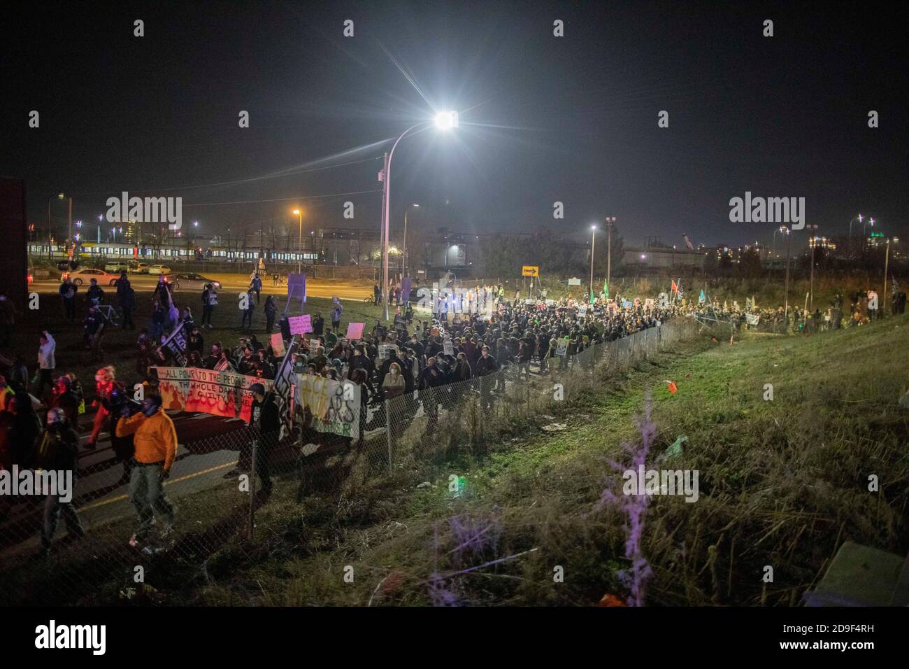 Minneapolis, Minnesota, USA. November 2020. Demonstranten marschieren auf die Interstate 94 auf der Ostspur während eines Protests, um die Wahl für den Präsidenten in den Vereinigten Staaten zu verteidigen. (Bild: © Chris JuhnZUMA Wire) Stockfoto