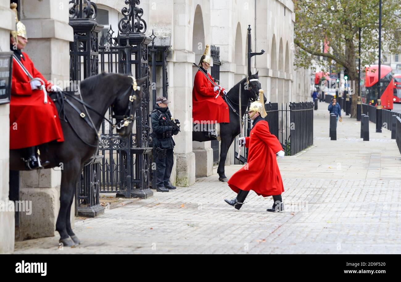 London, England, Großbritannien. Horse Guards auf Whitehall. Mitglieder der Hauskavallerie wechseln mittags die Wache Stockfoto