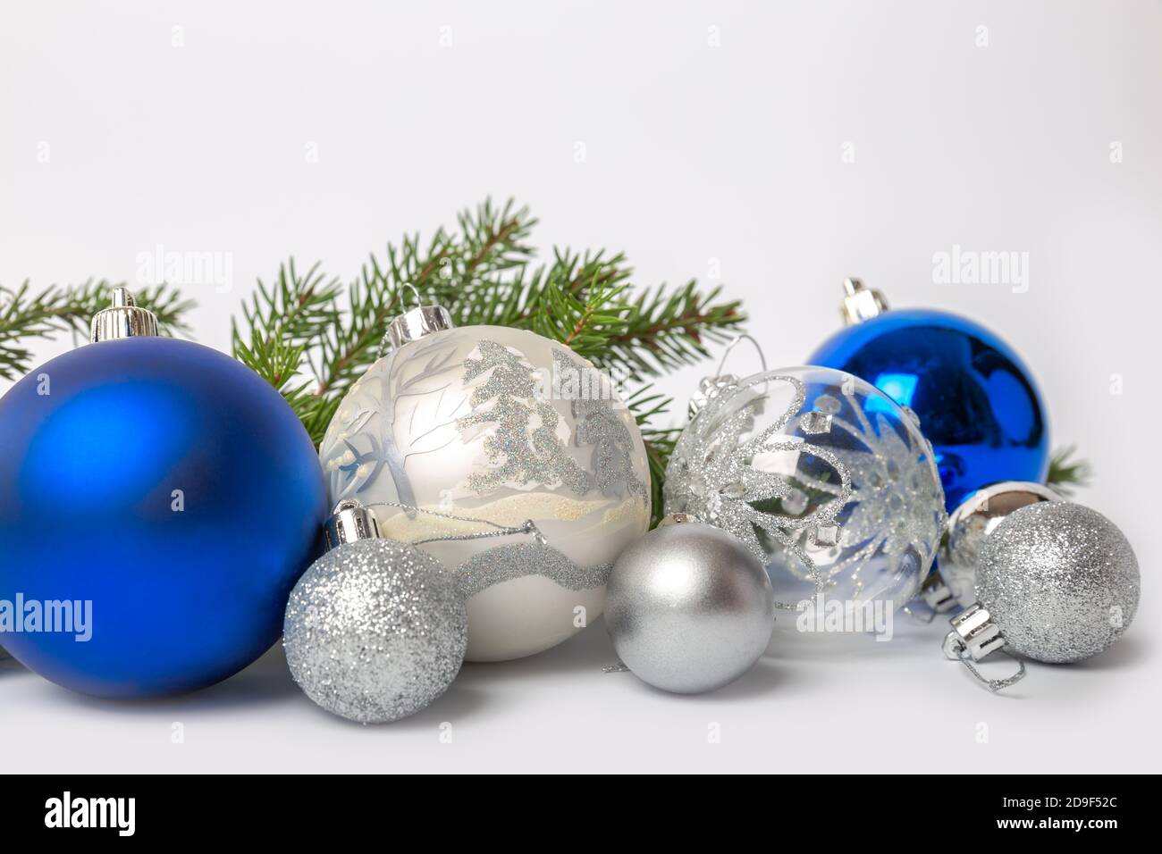 Blaue und silberne Weihnachtskugeln auf weißem Hintergrund Stockfoto