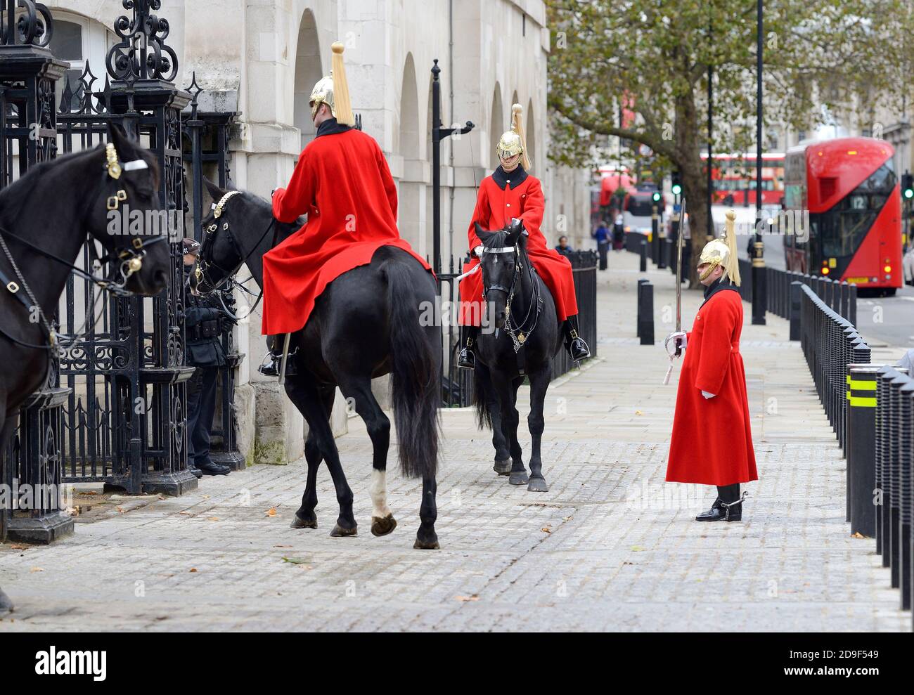 London, England, Großbritannien. Horse Guards auf Whitehall. Mitglieder der Hauskavallerie wechseln mittags die Wache Stockfoto