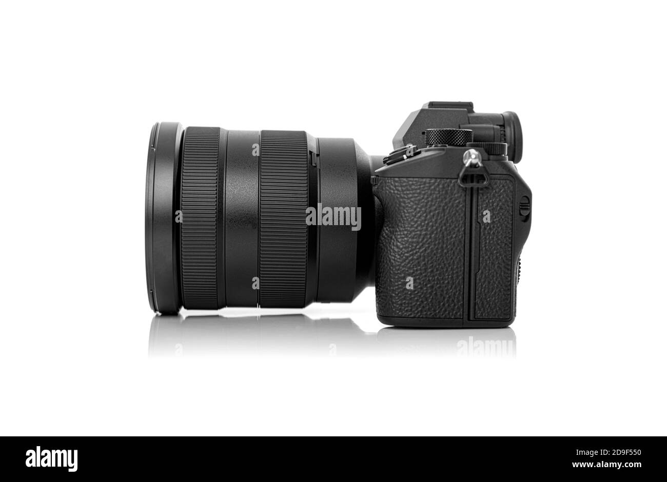 Schwarze Fotokamera auf weißem Hintergrund isoliert Stockfoto