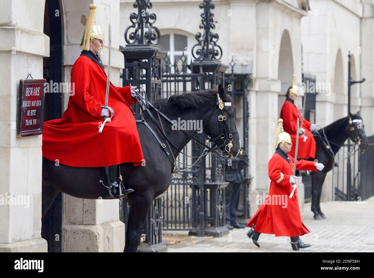 London, England, Großbritannien. Horse Guards auf Whitehall. Mitglieder der Hauskavallerie wechseln mittags die Wache Stockfoto