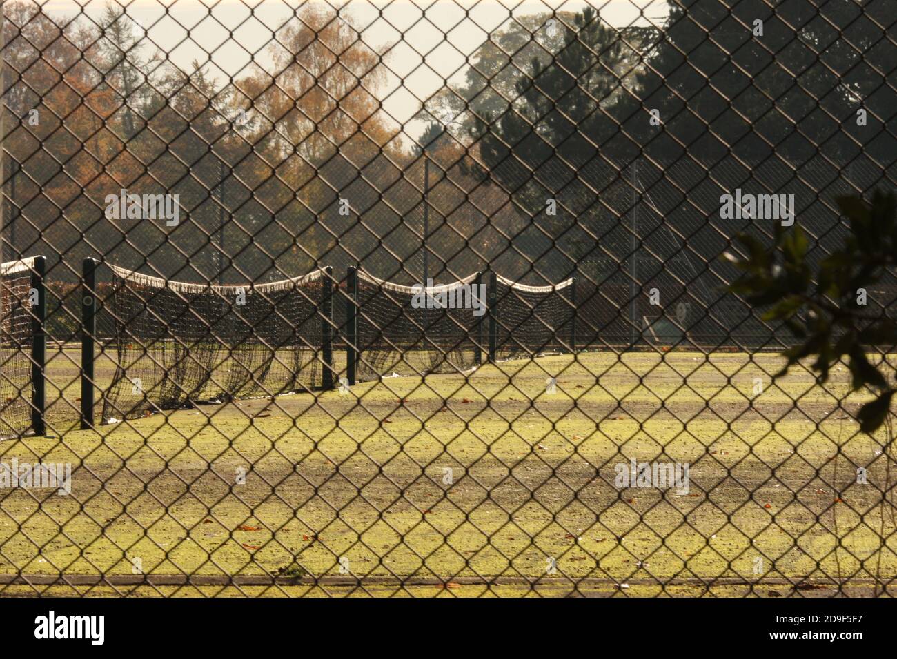 Tennisplatz steht leer am ersten Tag der zweiten Covid Lockdown, England, Großbritannien Stockfoto