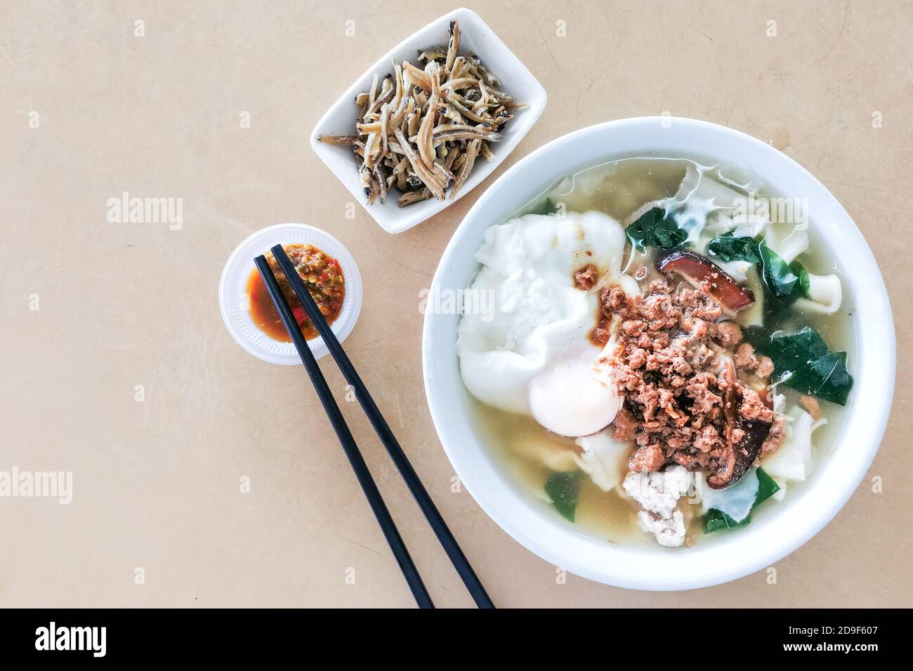 Köstliche Pan Mee Nudelsuppe, beliebte chinesische Küche in Malaysia Stockfoto