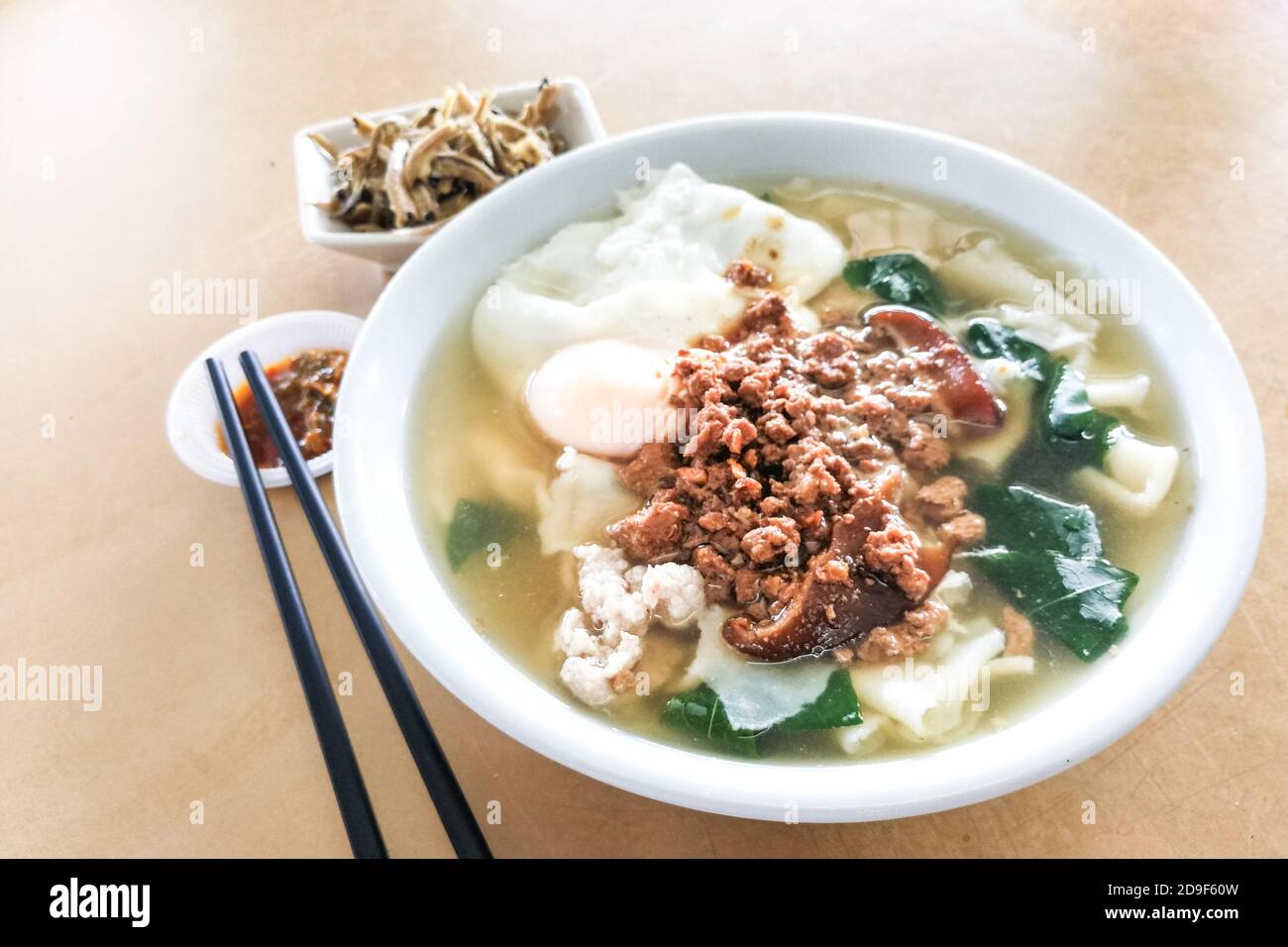 Köstliche Pan Mee Nudelsuppe, beliebte chinesische Küche in Malaysia Stockfoto