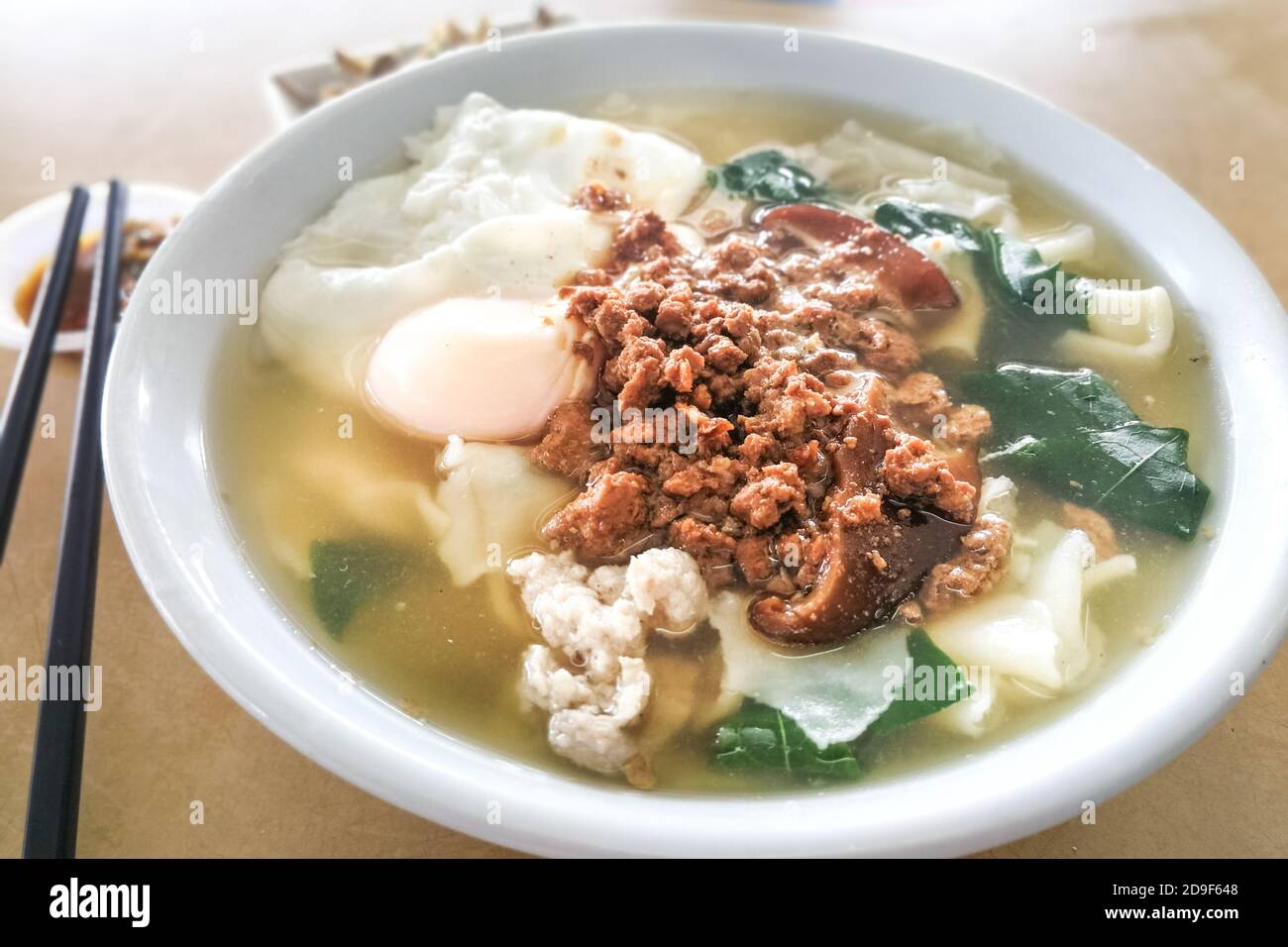 Köstliche Pan Mee Nudelsuppe, beliebte chinesische Küche in Malaysia Stockfoto