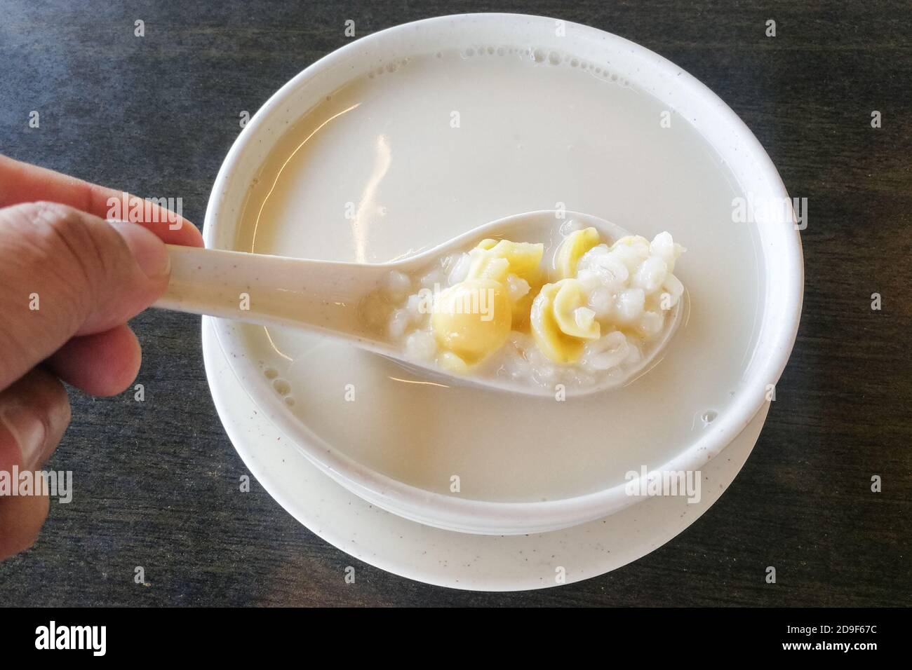 Gerstengetränk mit Soja und Ginkgo Nüsse gekocht gesunde Zubereitung. Stockfoto