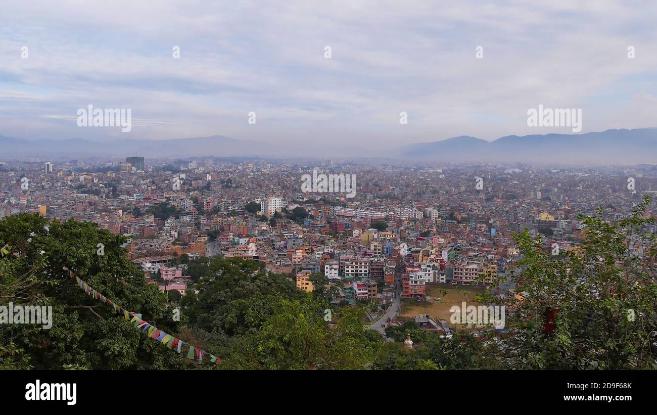 Panoramablick auf das dicht besiedelte Stadtzentrum von Kathmandu, Hauptstadt von Nepal, mit sichtbarem Smog vom buddhistischen Tempelkomplex Swayambhunath aus gesehen. Stockfoto