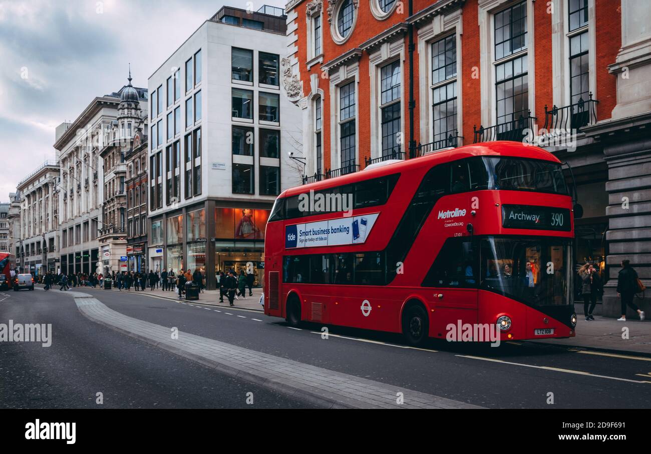 Rote Busse an der Oxford Street, London, Großbritannien Stockfoto