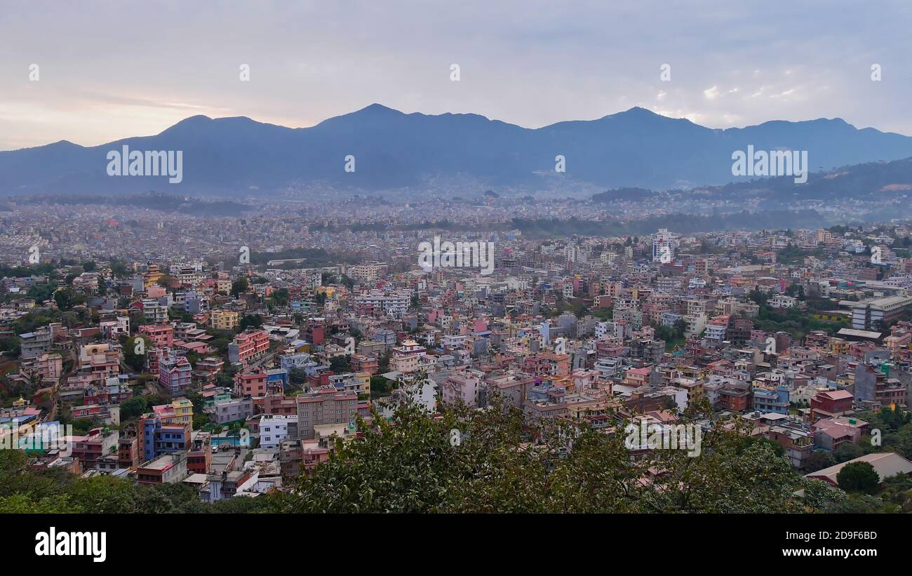 Panoramablick über den Westen dicht besiedelter Kathmandu, Nepal mit Himalaya-Ausläufern (Chandragiri Hills) im Hintergrund von Swayambhunath aus gesehen. Stockfoto
