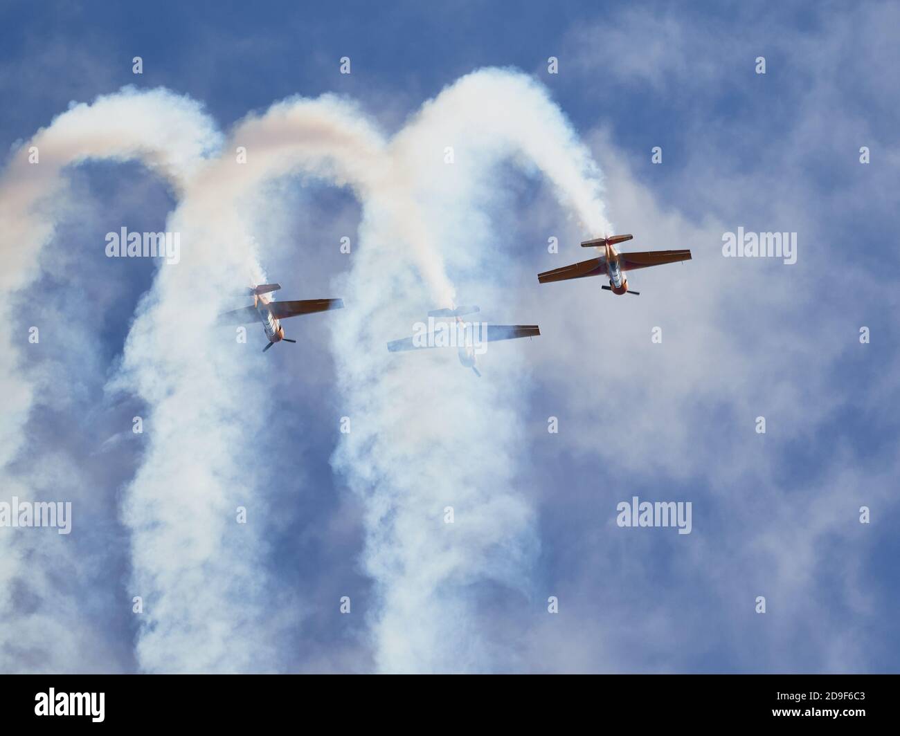 Kubinka, Russland. August 2020. Jakowlew Jak-54 gleichzeitig Schleife in den blauen Himmel über dem Flugplatz.Flugschau auf dem Flugplatz Kubinka während der Armee-2020 internationale Forum des russischen Verteidigungsministeriums.die Flugschau in Kubinka ist einer der Höhepunkte der Armee 2020 Militärforum. Es findet in der Regel parallel zu den Armeespielen. Im Jahr 2020 führten sie Kunstflug in den Himmel: Mi-28 Kampfhubschrauber, die Swifts Kunstflugteam auf der MiG-29, die russischen Ritter auf der Su-30SM und Su-35S, sowie die einzige Gruppe in Russland auf Sportkolbenflugzeuge "die erste Fligh Stockfoto