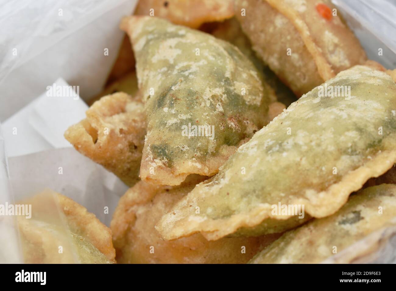 Frittierte Guizhou von Knödel gefüllte Knoblauchscheibe Schnittlauch in Plastiktüte Stockfoto