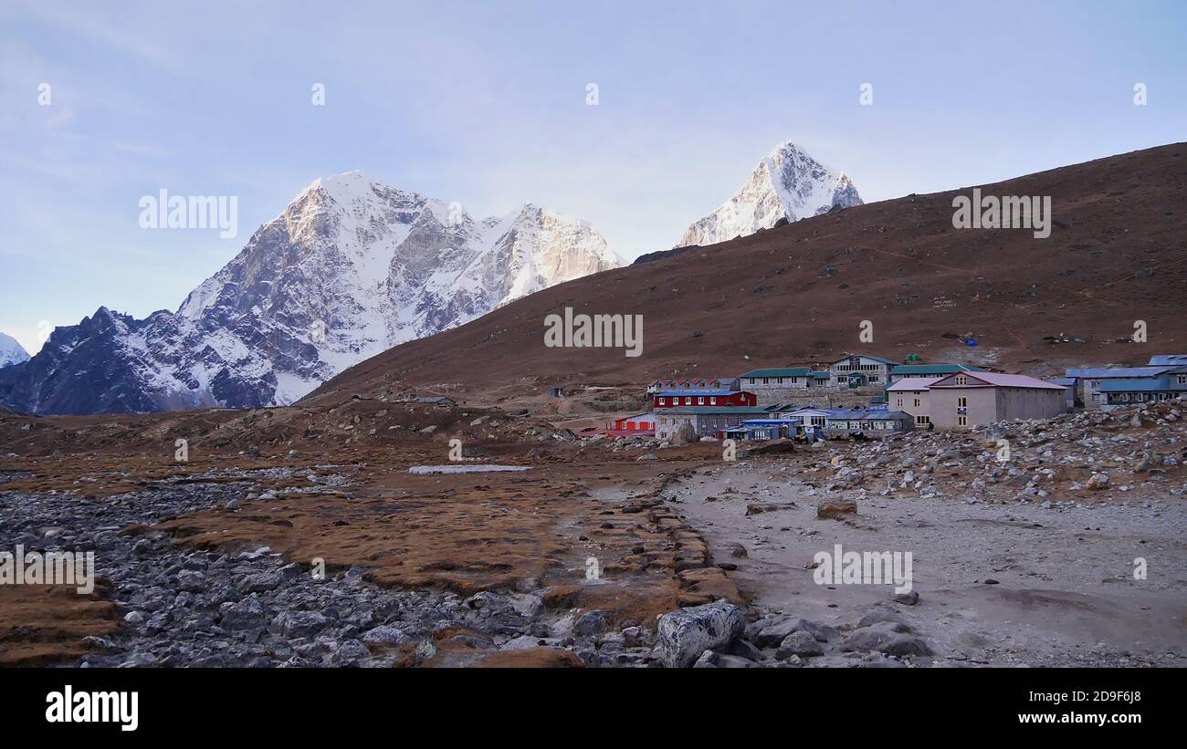 Blick auf das kleine Sherpa-Dorf Lobuche (4,940 m Höhe), eine der letzten Stationen auf dem Everest Base Camp Trek, mit Steinhäusern (überwiegend Lodges). Stockfoto