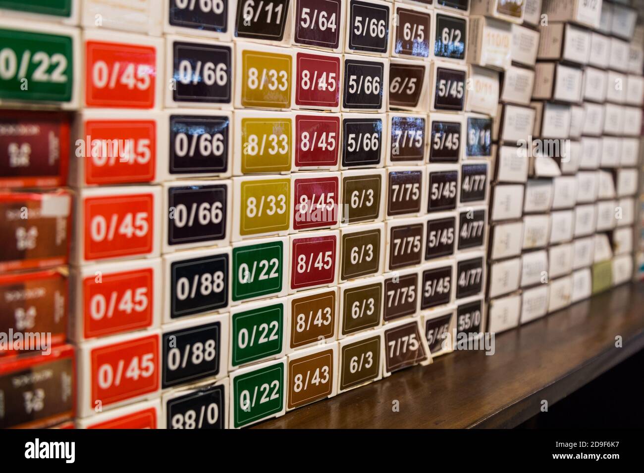 Farbkarte der chemischen Haarfärbemittel Farbe im Salon Stockfoto