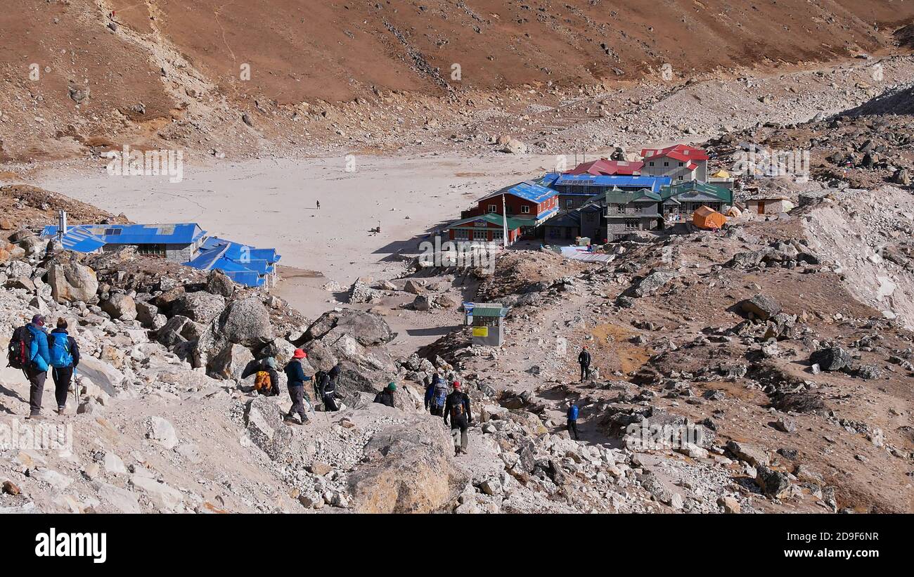 Gruppe von Wanderern, die im abgelegenen Dorf Gorakshep (Höhe 5,164 m) ankommen, der letzte Halt vor dem Mount Everest Base Camp im Himalaya, Nepal. Stockfoto