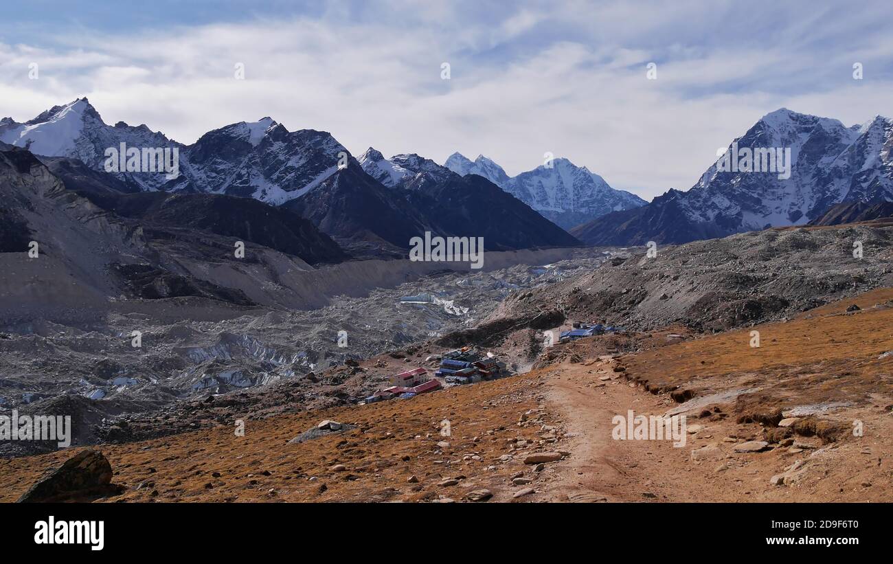 Wunderschöne Panoramasicht auf den Khumbu-Gletscher und das Sherpa-Dorf Gorakshep, Nepal, letzter Halt vor dem Mount Everest, mit schneebedeckten majestätischen Bergen. Stockfoto