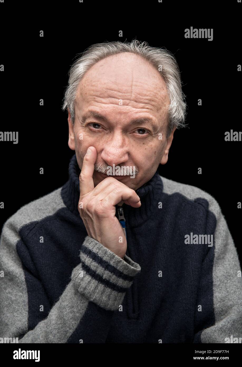 Porträt eines gutaussehenden älteren Mannes mit einem müden Ausdruck Stockfoto