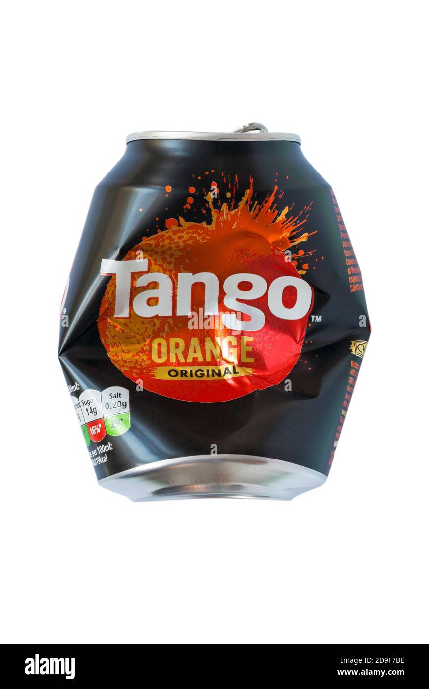 Zerquetschte zerquetschte Dose Tango Orange Original-Getränk bereit für Recycling isoliert auf weißem Hintergrund Stockfoto