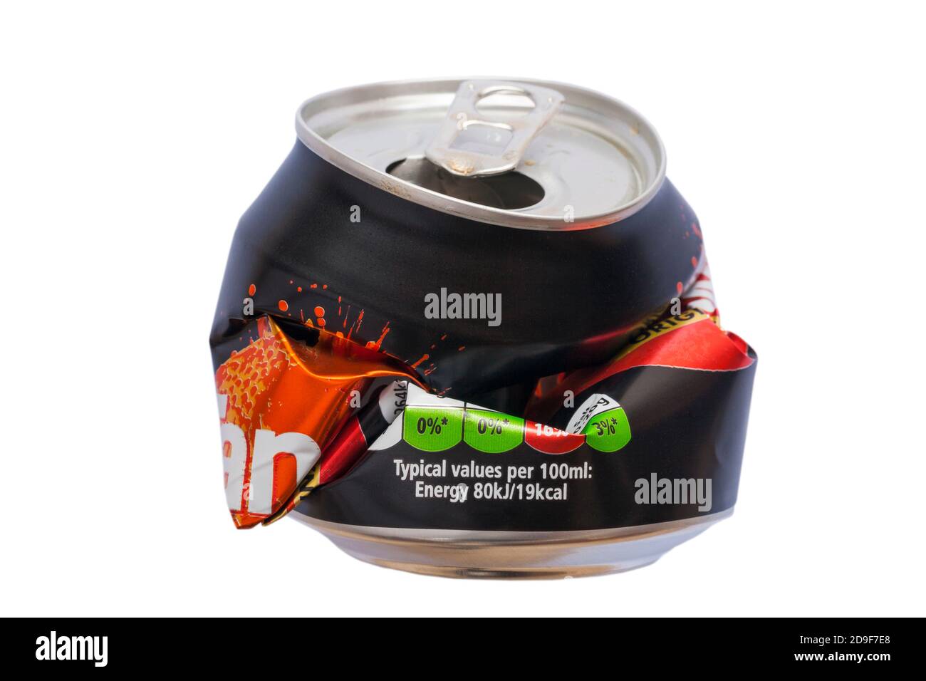 Zerquetschte zerquetschte Dose Tango Orange Original-Getränk bereit für Recycling isoliert auf weißem Hintergrund Stockfoto