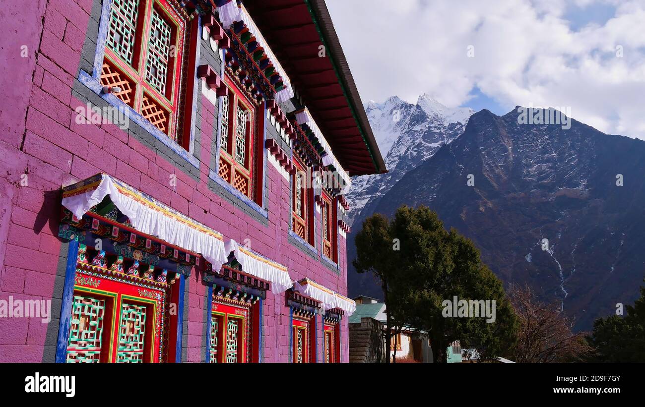 Schöne mehrfarbige lila Fassade mit bunten Ornamenten und Fenstern des beliebten historischen buddhistischen Tengboche (Thyangboche) Kloster (Gompa). Stockfoto