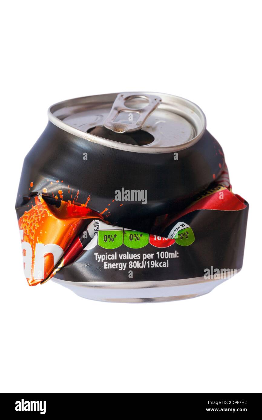 Zerquetschte zerquetschte Dose Tango Orange Original-Getränk bereit für Recycling isoliert auf weißem Hintergrund Stockfoto