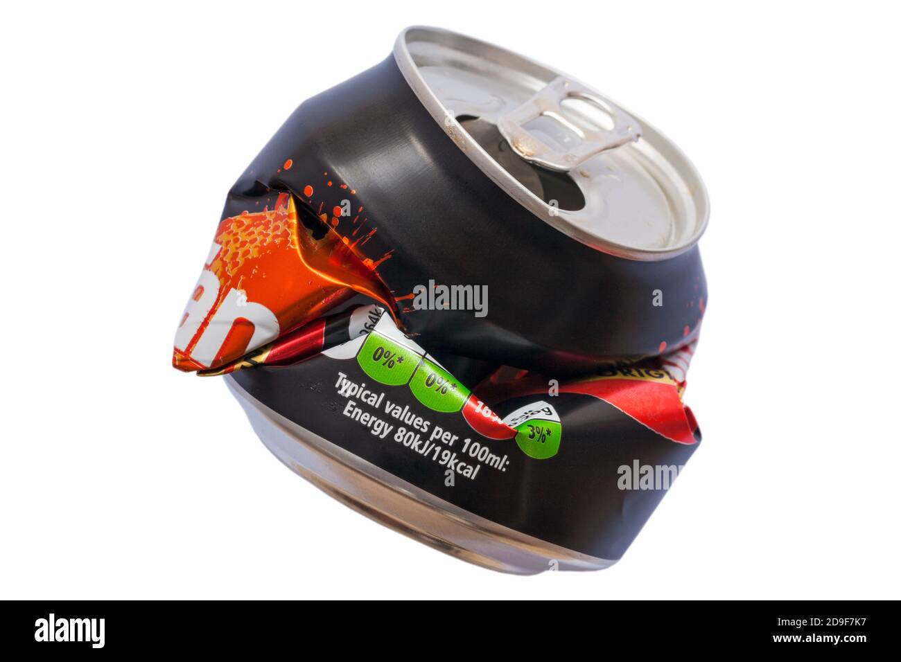 Zerquetschte zerquetschte Dose Tango Orange Original-Getränk bereit für Recycling isoliert auf weißem Hintergrund Stockfoto