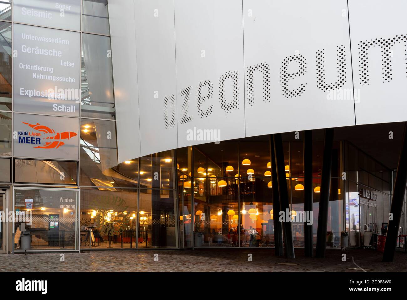 Stralsund, Deutschland. Oktober 2020. Über dem Eingang zum Oze Ozeanum befindet sich der Schriftzug "NO NOISE OCEAN". Quelle: Stephan Schulz/dpa-Zentralbild/ZB/dpa/Alamy Live News Stockfoto