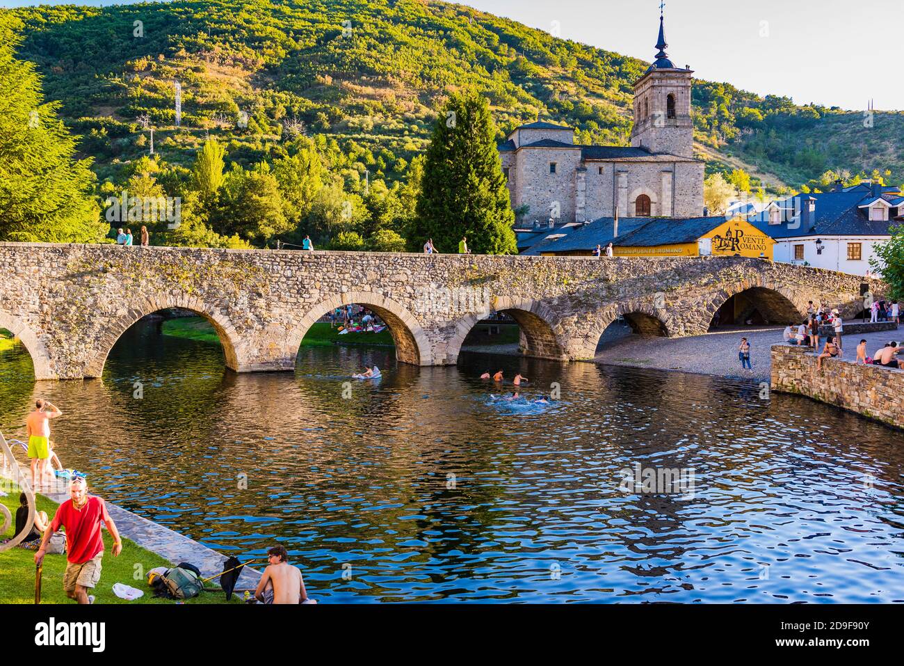 Brücke über den Fluss Meruelo, geschaffen in Zeiten des antiken Roms. Naturpool und Kirche von San Nicolás de Bari. Molinaseca, El Bierzo, Leon, Gegossen Stockfoto