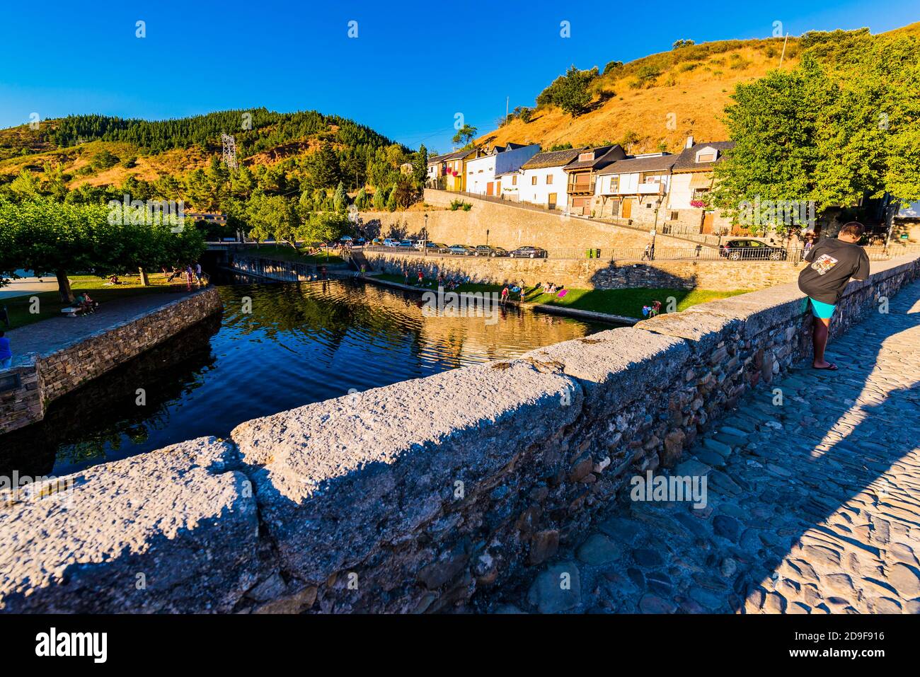 Brücke über den Fluss Meruelo, geschaffen in Zeiten des antiken Roms. Molinaseca, El Bierzo, Leon, Kastilien und Leon, Spanien, Europa Stockfoto
