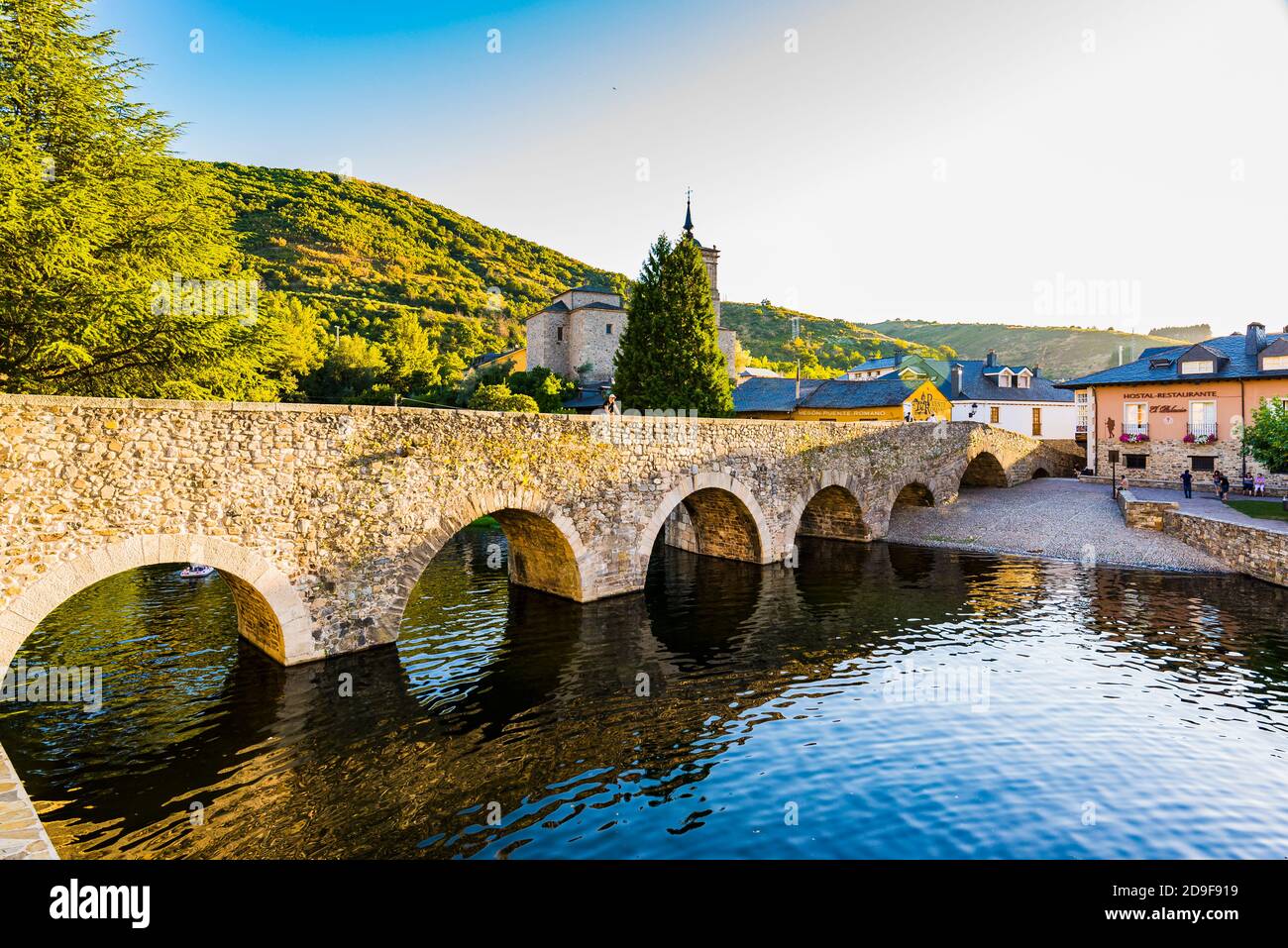 Brücke über den Fluss Meruelo, geschaffen in Zeiten des antiken Roms. Naturpool und Kirche von San Nicolás de Bari. Molinaseca, El Bierzo, Leon, Gegossen Stockfoto