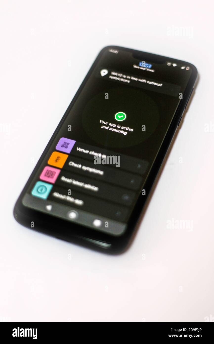 Die NHS (National Health Service) „Test and Trace“ Covid-19 App wird während der zweiten nationalen Sperre im Vereinigten Königreich, November 2020, auf einem Mobiltelefon angezeigt. Stockfoto