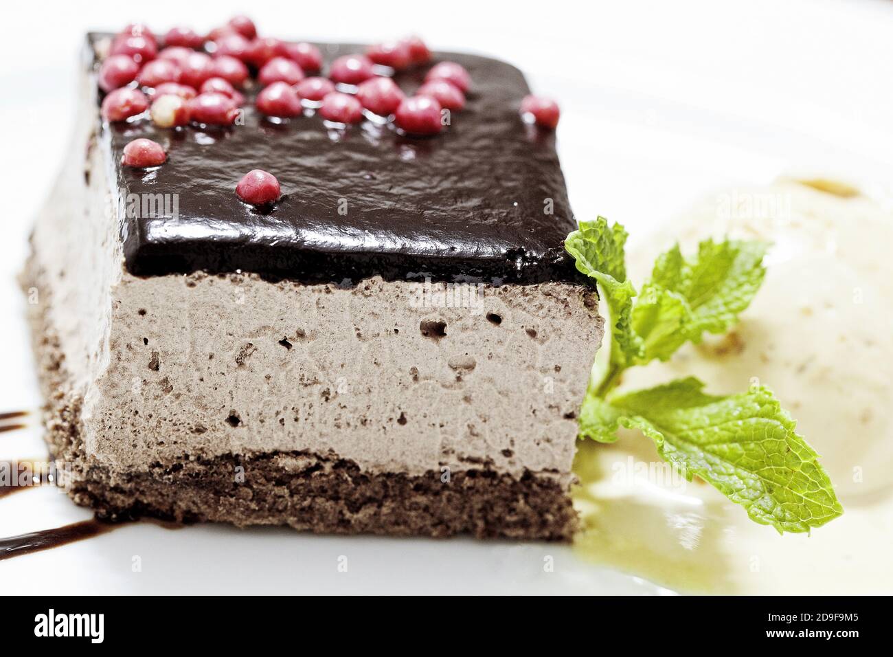 Nahaufnahme eines Stücks Schokoladenmousse Kuchen auf einem Platte mit verschwommenem Hintergrund Stockfoto