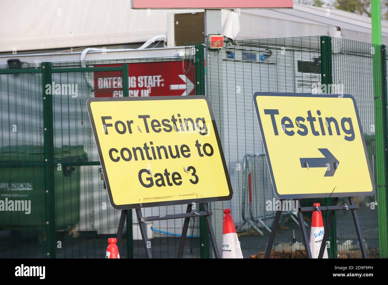 Coronavirus-Testschilder im Twickenham Stadium, London, Großbritannien Stockfoto