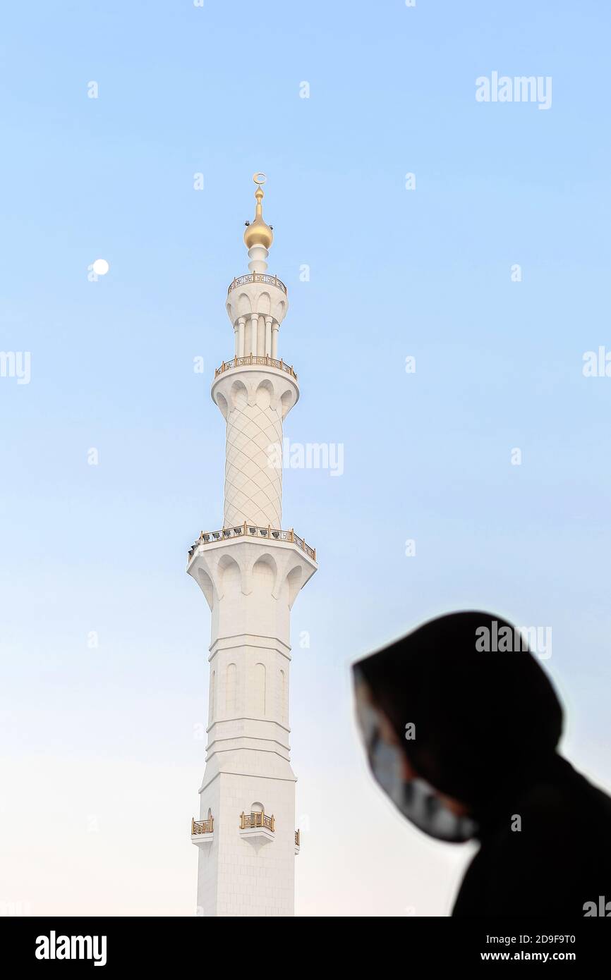 Silhouette der muslimischen Frau, bedeckt mit schwarzem Abaya in der Großen Moschee Stockfoto