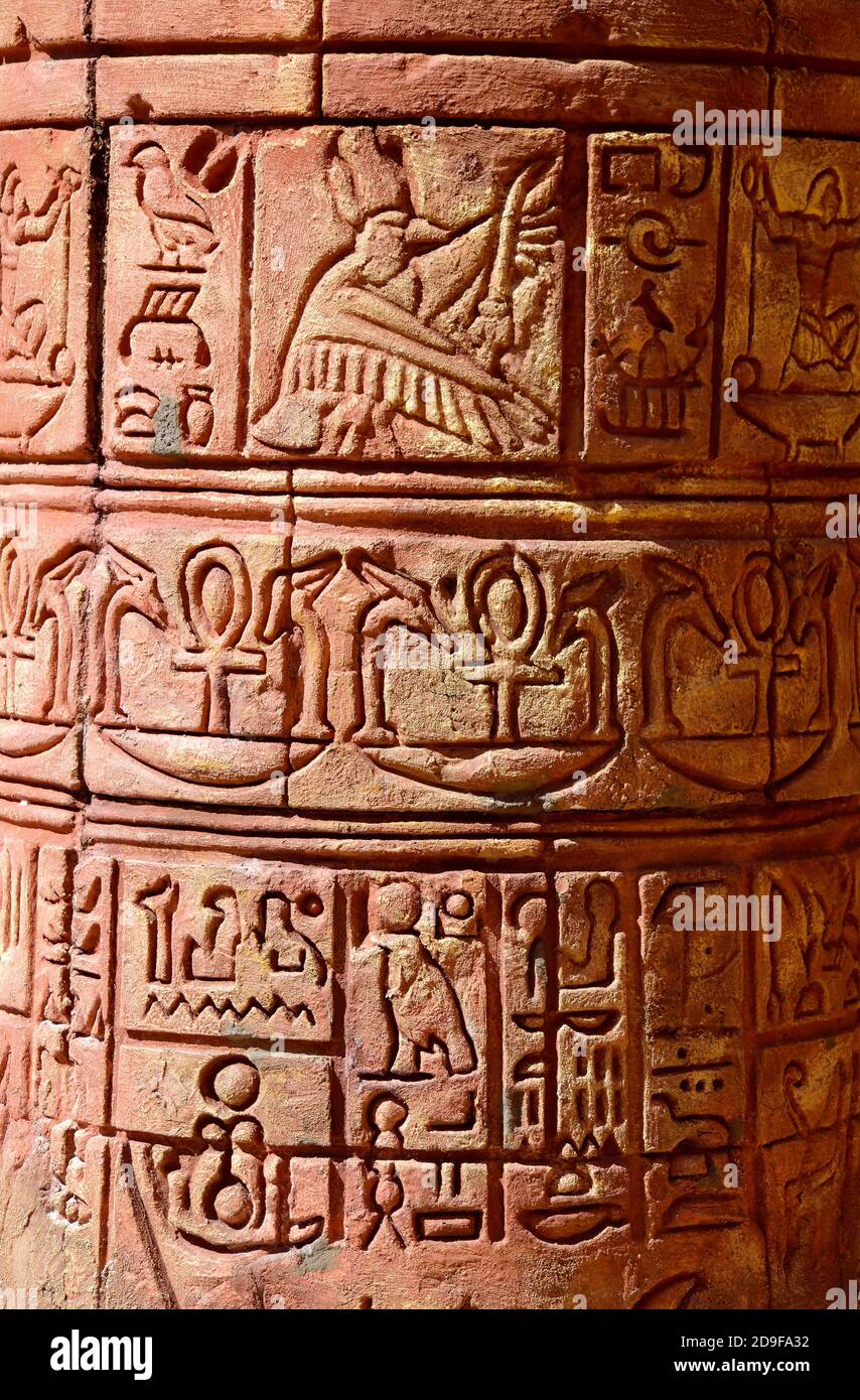 Ägyptische Hieroglyphen in Stein gemeißelt Stockfoto