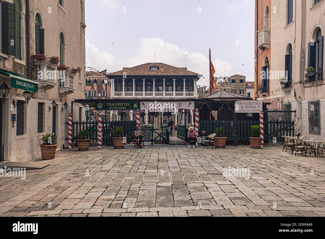 VENEDIG, ITALIEN 2. JULI 2020: Gondelfahrt in Venedig Stockfoto