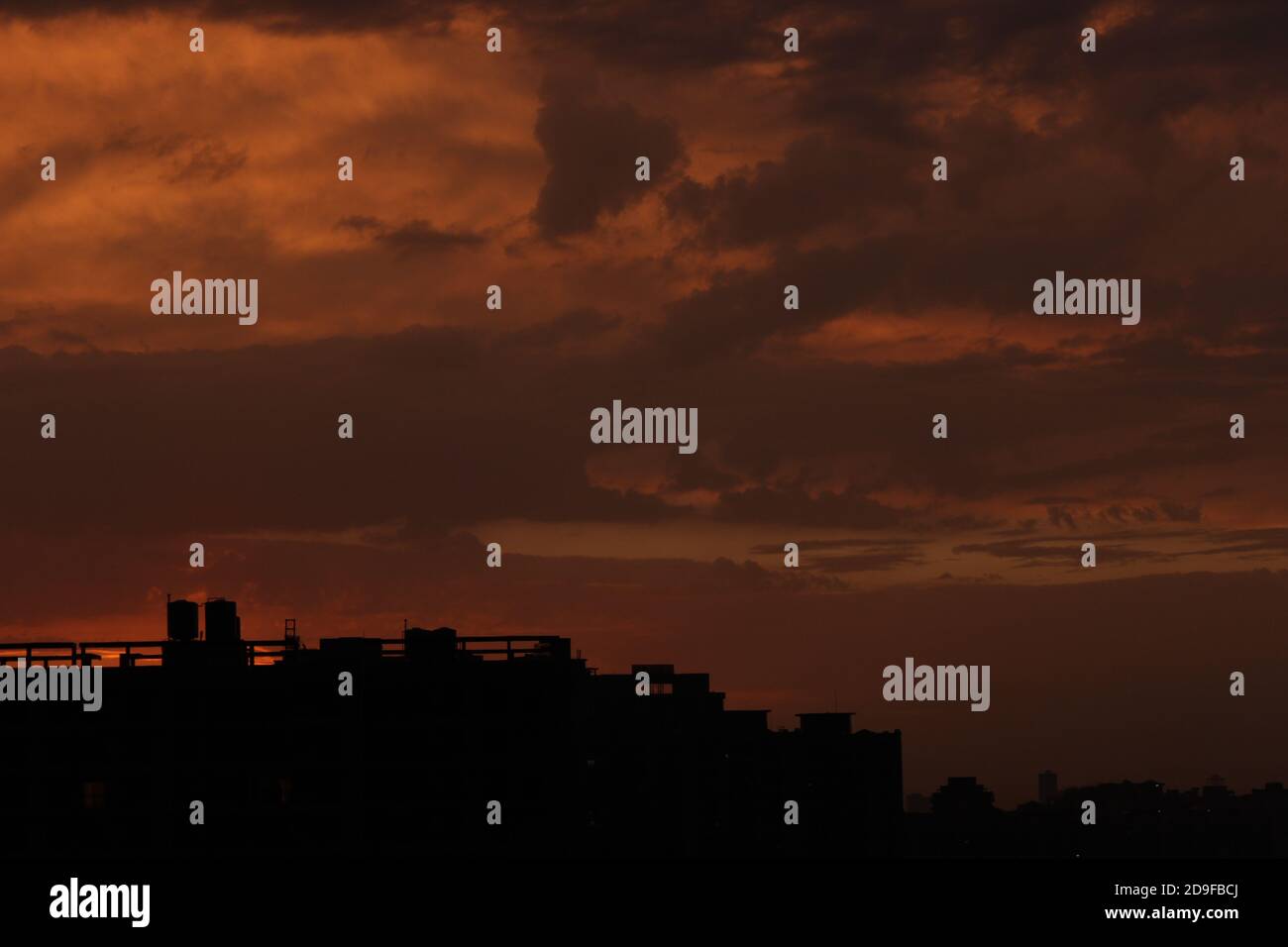 Lockdown Auswirkungen auf die Natur, Himmel gefüllt mit Farben durch Null Verschmutzung durch Fahrzeuge & Industries.Metro Städte gesehen enorme Veränderung in der Atmosphäre. Stockfoto Lockdown Auswirkungen auf die Natur, Himmel gefüllt mit Farben durch Null Verschmutzung durch Fahrzeuge & Industries.Metro Städte gesehen enorme Veränderung in der Atmosphäre. Stockfoto