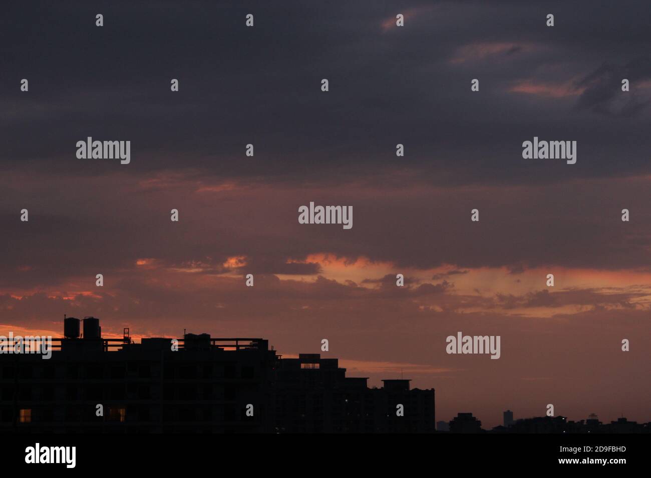 Lockdown Auswirkungen auf die Natur, Himmel gefüllt mit Farben durch Null Verschmutzung durch Fahrzeuge & Industries.Metro Städte gesehen enorme Veränderung in der Atmosphäre. Stockfoto Lockdown Auswirkungen auf die Natur, Himmel gefüllt mit Farben durch Null Verschmutzung durch Fahrzeuge & Industries.Metro Städte gesehen enorme Veränderung in der Atmosphäre. Stockfoto