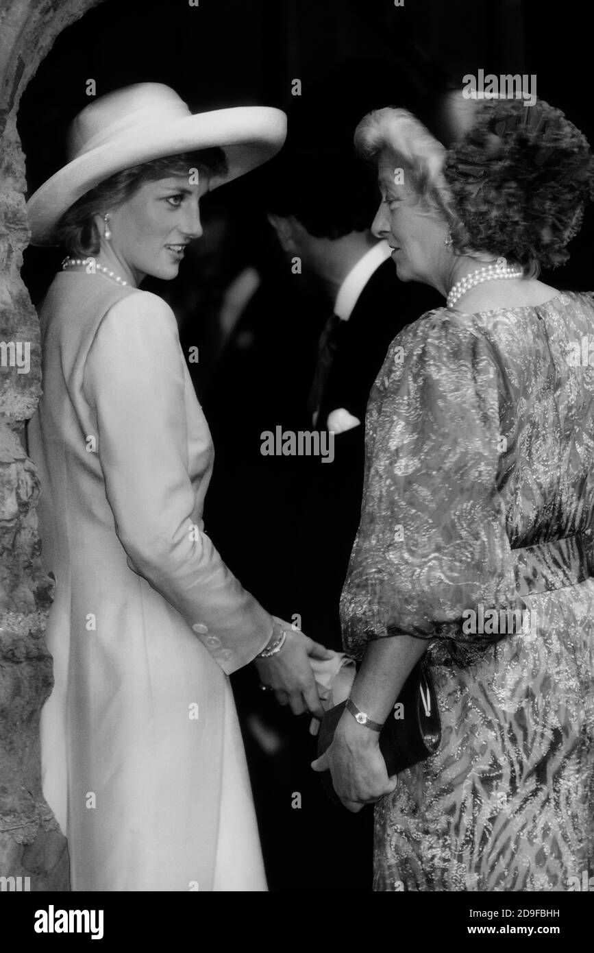 Diana, Prinzessin von Wales mit ihrer Mutter Frances Shand Kydd bei der Hochzeit ihres Bruders Viscount Spencer mit dem Modelmodell Victoria Lockwood in Althorpe. Northamptonshire, England, Großbritannien. September 1989 Stockfoto