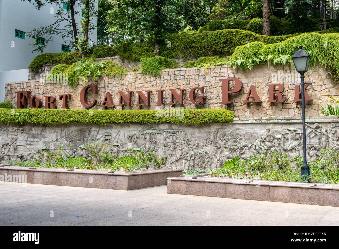 Eintritt zum Fort Canning Park (früher Government Hill, Singapore Hill und Bukit Larangan) auf dem Fort Canning Hill in Singapur mit historischem Relief Stockfoto