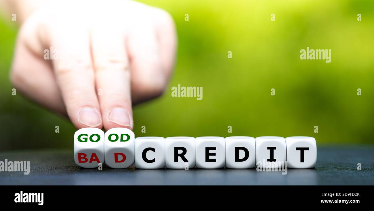 Hand dreht Würfel und ändert den Ausdruck 'Bad Credit' in 'Good Credit'. Stockfoto