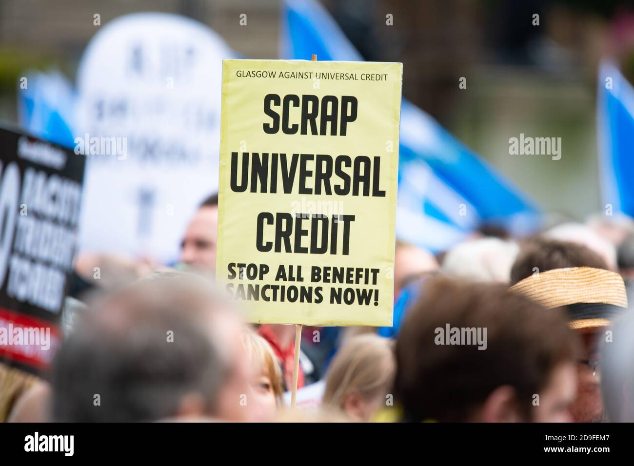 Schrott Universal Credit Plakat "Stopp den Putsch verteidigen Demokratie Protest" in Glasgow, Schottland, Großbritannien 31 August 2019 Stockfoto