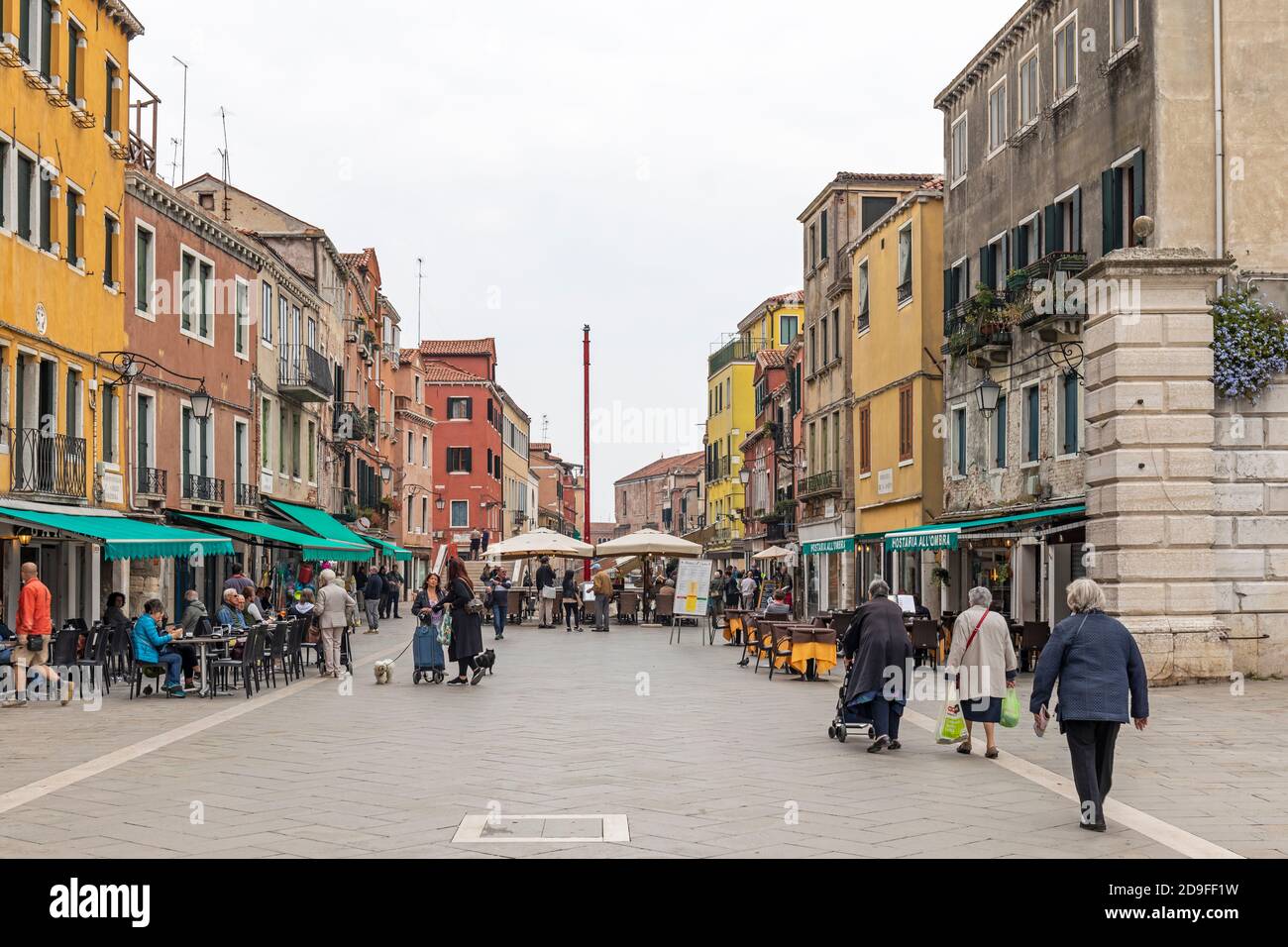 Die breite Straße der Via Giuseppe Garibaldi mit seinen Cafés, Restaurants und Geschäften. Die Region Castello in Venedig, Italien. Während der Covid-19-Pandemie. Stockfoto