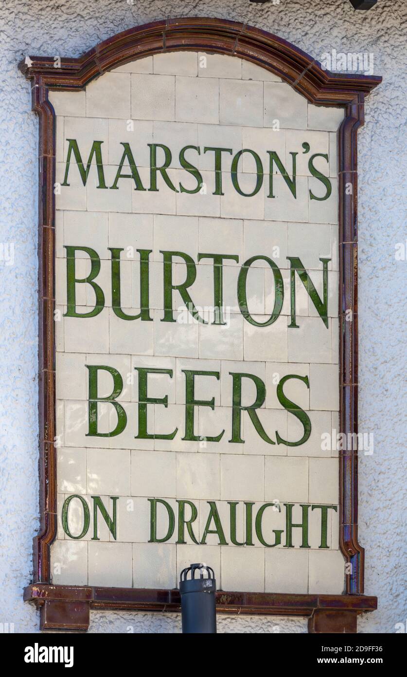 Keramikfliesen Zeichen Werbung Marston Burton Biere auf Draft auf der Seite der Mailman's Arms öffentlichen Haus, High Street, Lyndhurst, Hampshire UK Stockfoto